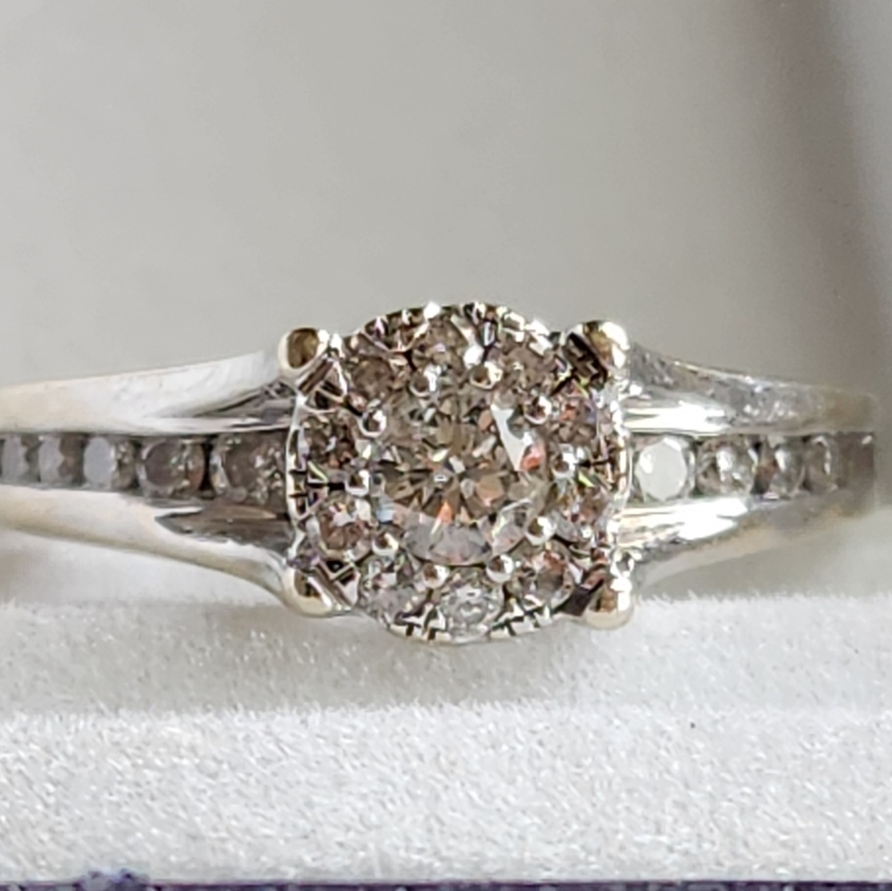 Womens Diamond and White Gold Engagement ring size 7 "Approximately" 3/4tcw